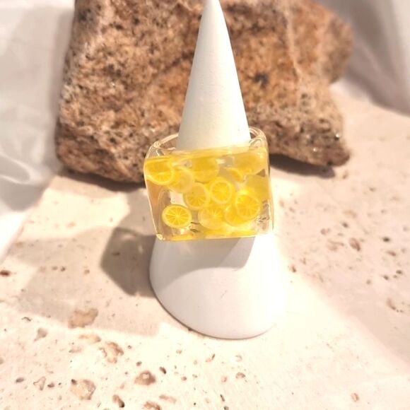 New URBAN OUTFITTERS lemon Acrylic Ring - Picture 2 of 8